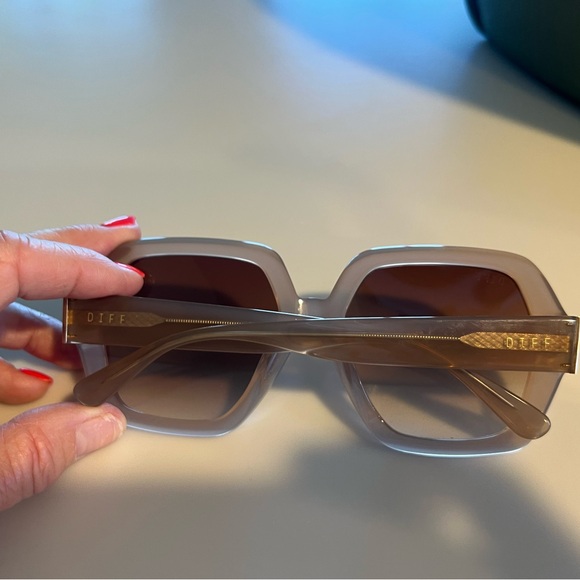 Diff sunglasses almost new. Worn maybe twice. - Picture 2 of 4